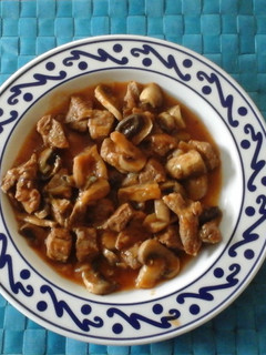 Una foto de Estofado de carne de aguja y champiñones