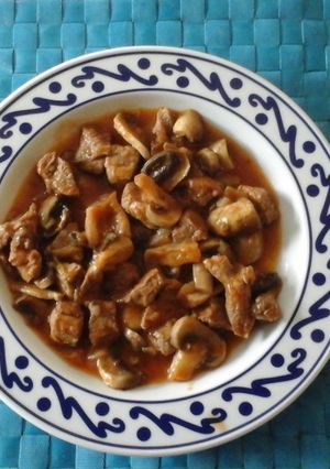 Una foto de Estofado de carne de aguja y champiñones