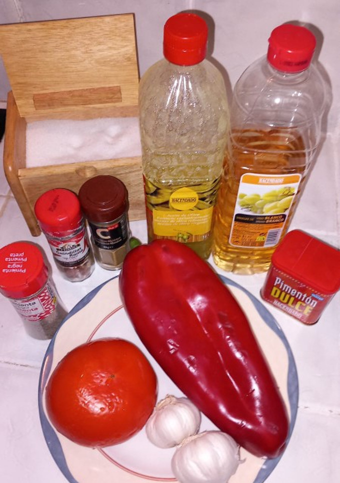Una foto de Mojo rojo canario con costillas de cerdo