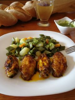 Una foto de Alitas de pollo adobadas al horno con guarnición