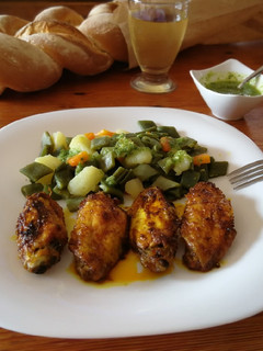 Una foto de Alitas de pollo adobadas al horno con guarnición