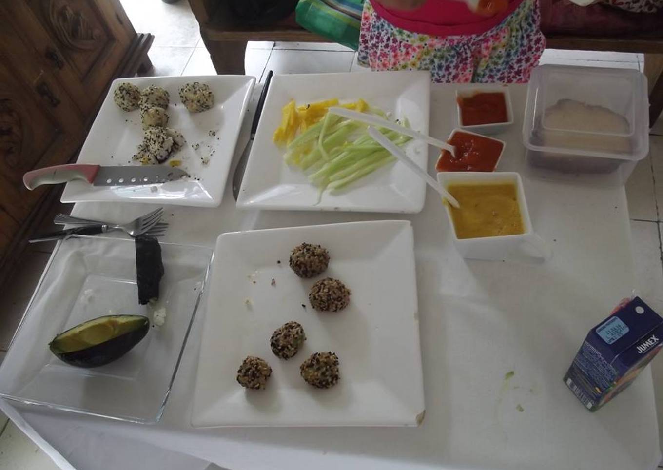 Arroz en bola y ajonjolí rellena de aguacate (albóndigas veganas)