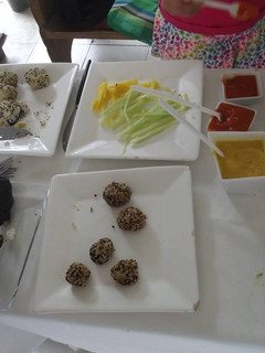 Una foto de Arroz en bola y ajonjolí rellena de aguacate (albóndigas veganas)