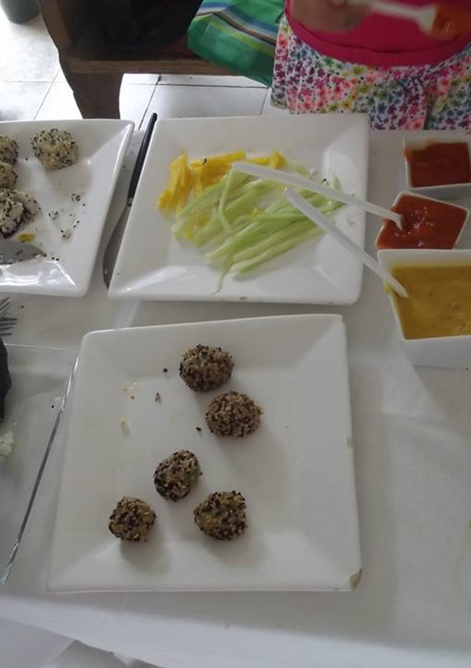Una foto de Arroz en bola y ajonjolí rellena de aguacate (albóndigas veganas)