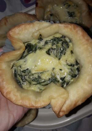 Una foto de Canastitas express de espinaca, salsa blanca, queso y choclo