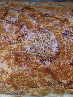 Una foto de Hojaldre de sobrasada, queso camembert y miel