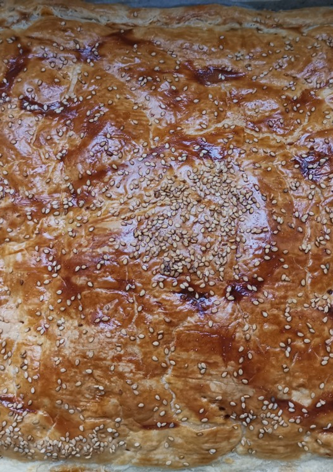 Una foto de Hojaldre de sobrasada, queso camembert y miel