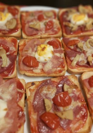 O poză a rețetei Pizza pe felii de pâine.