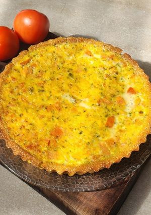 Una foto de 🌱🍅🧀 Tarta caprese 🌱 Masa de polenta, rellena con tomate, muzzarella y pesto de albahaca 🧀🍅🌱#sintacc