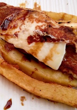 Foto principal de Pincho de solomillo, queso de cabra y jamón sobre nido de patatas fritas