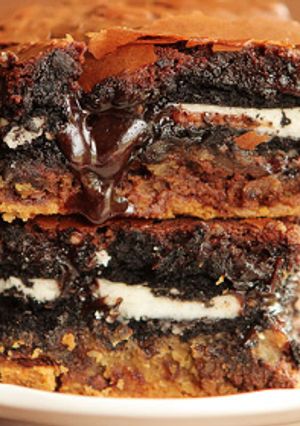 Una foto de Brownie con galletas Oreo Fácil de Hacer - Amigos En La Cocina