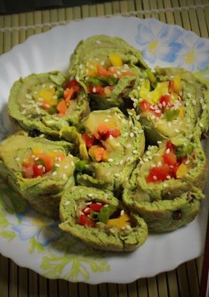 A picture of Spinach Egg Sushi.