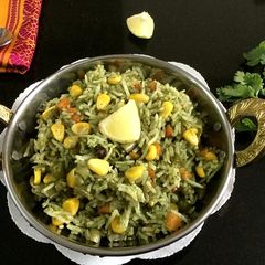 A picture of Green Chutney Pulao with Corn.