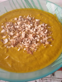 Una foto de Crema de espárragos y zanahoria con almendras