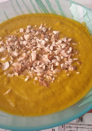 Una foto de Crema de espárragos y zanahoria con almendras