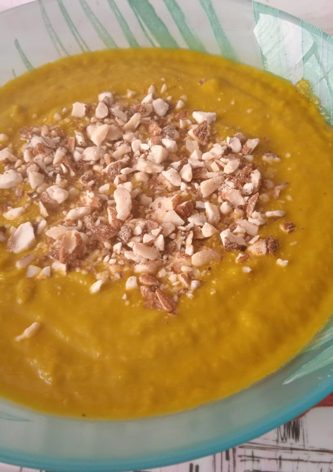 Una foto de Crema de espárragos y zanahoria con almendras