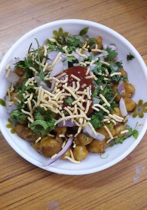 A picture of Aloo Chole Chaat.
