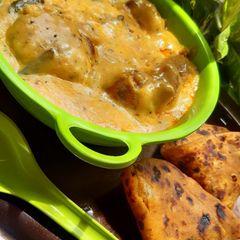A picture of Kadhi pakoda with Missi roti.