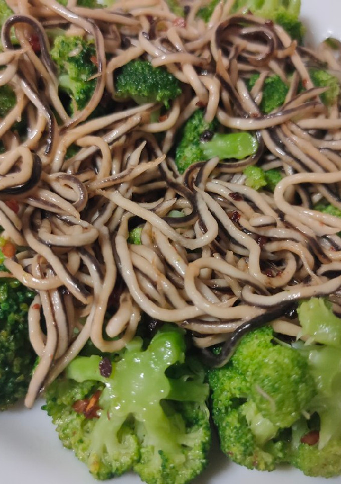 Una foto de Gulas con brócoli