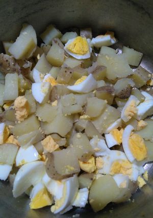 Una foto de Ensalada rústica de papá (con piel) y huevo
