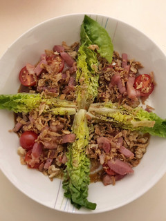 Una foto de Ensalada templada con bacon
