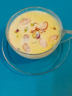 બદામ પીસ્તા નું મસાલાવાળું દુધ (Badam Pista Masala Milk Recipe In Gujarati) રેસીપી મુખ્ય ફોટો