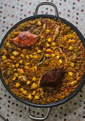 Una foto de Paella de cangrejo azul y potón