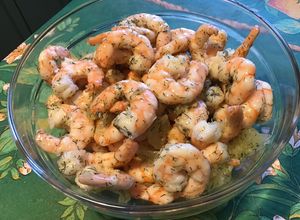 Une photo de Crevettes sauvages marinées poivre frais,aneth,citron vert et pomelos