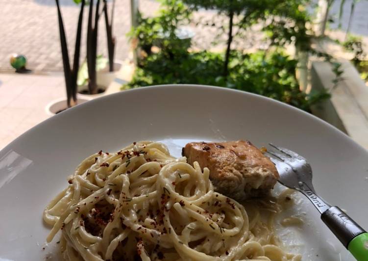 Spaghetti creamy with salmon