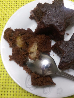 Una foto de Ponquecitos de chocolate rellenos con cambur
