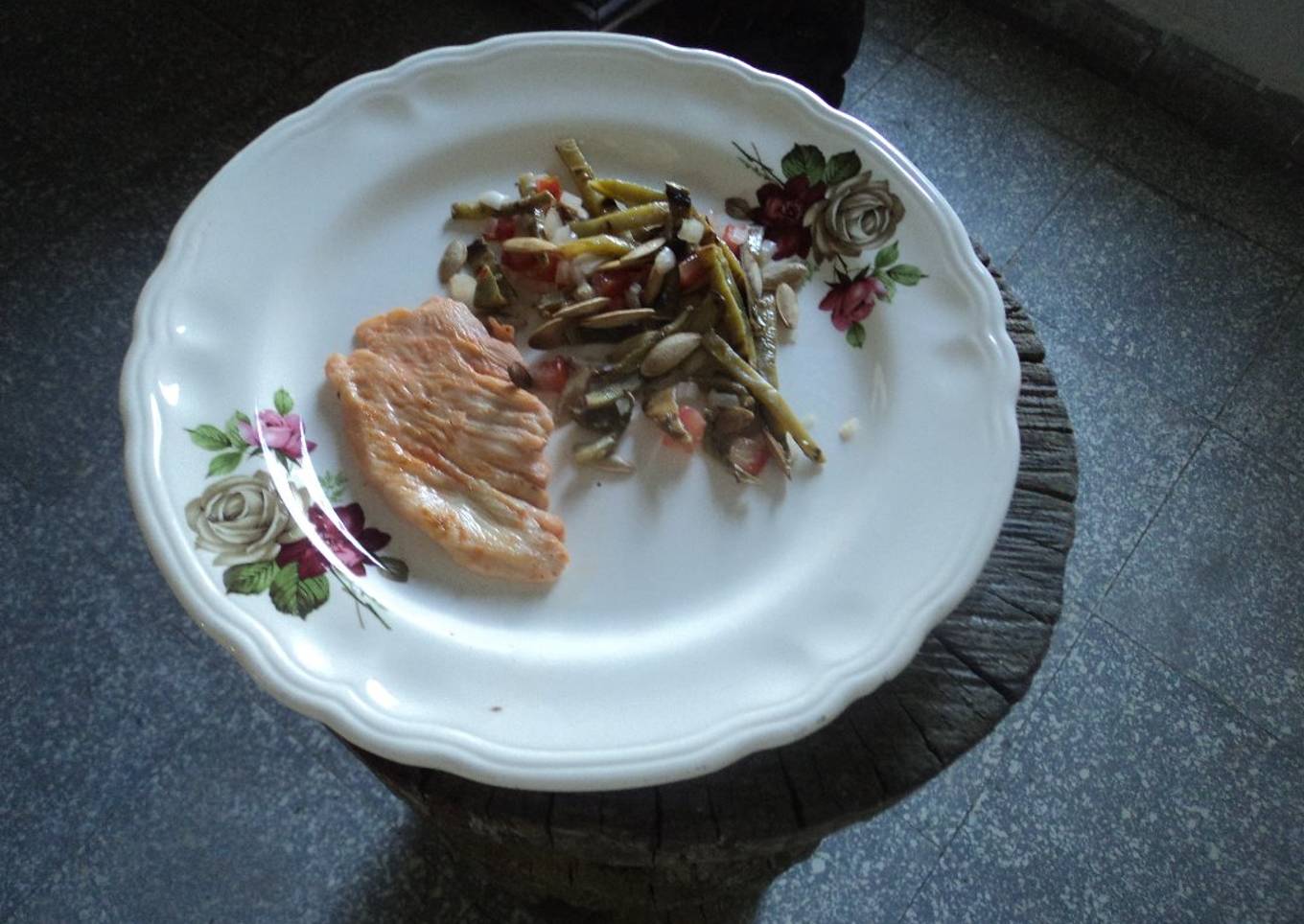 Ensalada de nopales con pepitas y pechuga asada ala sangrita