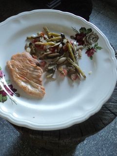 Una foto de Ensalada de nopales con pepitas y pechuga asada ala sangrita