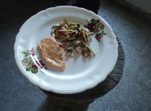 Una foto de Ensalada de nopales con pepitas y pechuga asada ala sangrita