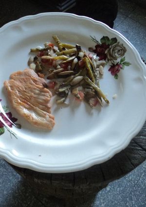 Una foto de Ensalada de nopales con pepitas y pechuga asada ala sangrita