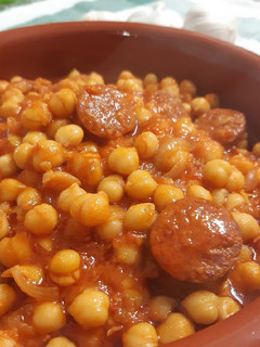 Una foto de Garbanzos con chorizo Español