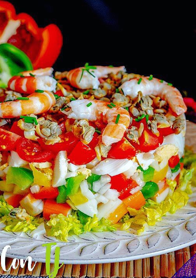 Una foto de Ensalada con langostinos y berberechos