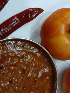 இன்ஸ்டன்ட் தக்காளி ஊறுகாய் (Instant thakkali oorukai recipe in tamil) செய்முறை முக்கிய புகைப்படம்