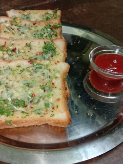 चीझ गार्लिक ब्रेड (cheese garlic bread recipe in marathi) रेसिपी चे मुख्य फोटो