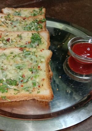 चीझ गार्लिक ब्रेड (cheese garlic bread recipe in marathi) रेसिपी चे मुख्य फोटो 