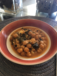 Una foto de Potaje de garbanzos, espinacas y bacalao en olla rápida