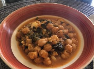 Foto principal de Potaje de garbanzos, espinacas y bacalao en olla rápida