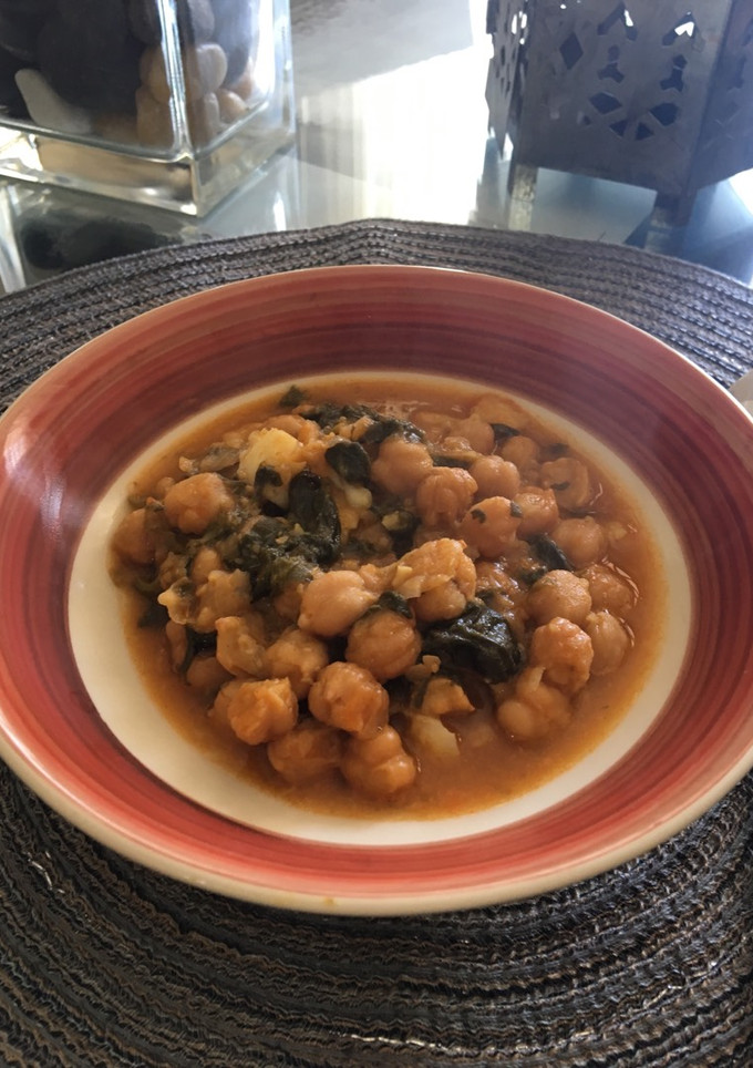 Una foto de Potaje de garbanzos, espinacas y bacalao en olla rápida