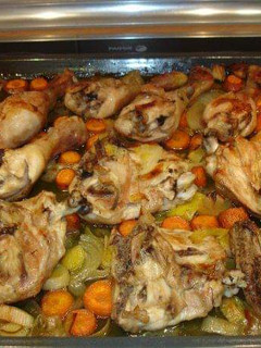 Una foto de Pollo al horno con verduras
