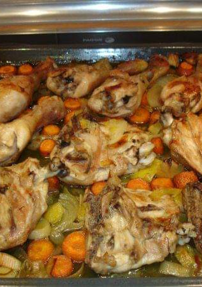 Una foto de Pollo al horno con verduras