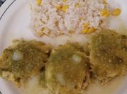 Una foto de pechuga de pollo al verdes