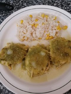 Una foto de Tortitas de pollo en salsa verde
