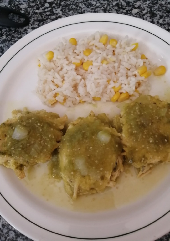 Una foto de Tortitas de pollo en salsa verde