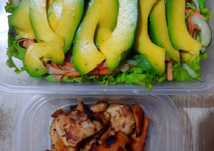Diet menu (avocado salad+grill chicken)