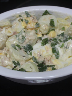 Una foto de Ensalada de patatas, huevo y atún