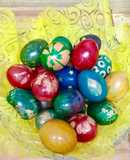 Huevos de Pascua decorados de colores 🐣